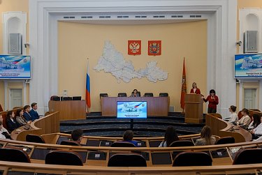 Студенты на экскурсии в областном парламенте