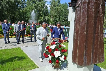 В память о прославленном газовике установили памятник 