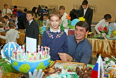 Награды юным конкурсантам от депутата Владимира Кияева