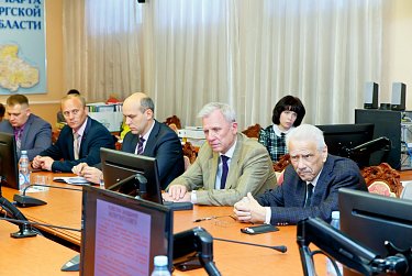 Депутат Геннадий Аверьянов на заседании экспертного совета