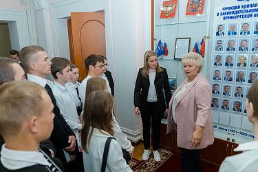 Школьники на экскурсии у законодателей