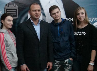Сергей Салмин: «Молодежь Оренбуржья достойно представляет регион на российских и международных конкурсах, успешно реализуя свои таланты в сфере искусства»