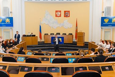 Школьники на экскурсии у законодателей