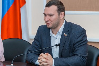 Школьники на экскурсии у законодателей