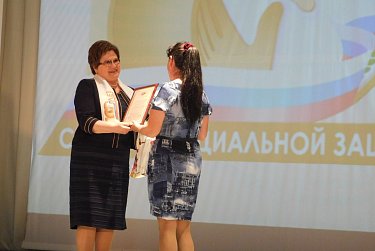 Депутаты поздравили работников социальной защиты населения Оренбуржья