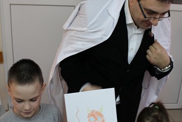 Взрослым - консультация, детям - подарки 