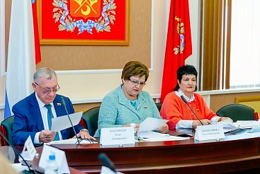 Поддержка семей с детьми, пожилых людей – основные направления соцполитики    