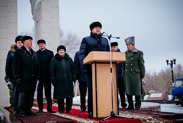 Помним героев