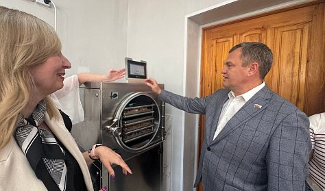 Школьники доверили депутату запуск нового оборудования 