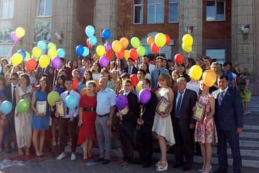 В Орске прошел бал золотых медалистов