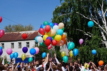 В оренбургских школах прозвучали «последние звонки»