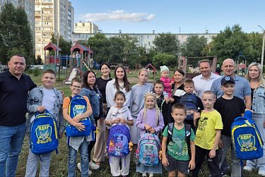Депутаты собирают детей в школу