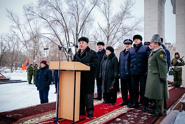 Помним героев