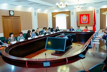 Поддержка семей с детьми, пожилых людей – основные направления соцполитики    