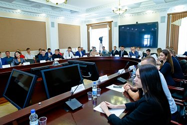 В центре внимания – развитие парламентского движения в России