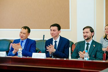 Новый состав Молодежного парламента провел свой первый «круглый стол»