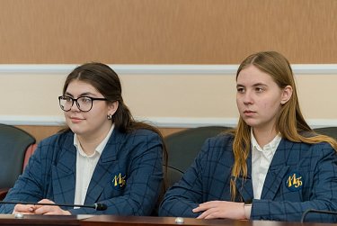 Гимназисты в депутатских креслах
