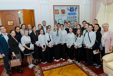 Школьники на экскурсии у законодателей