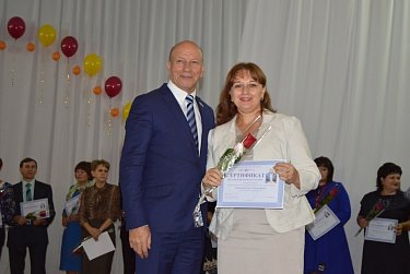 Педагоги принимают поздравления с профессиональным праздником