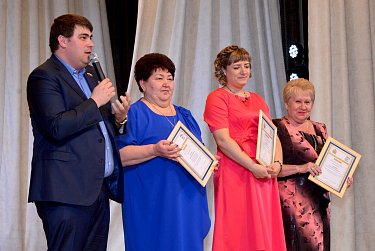 Выпускники оренбургских лицеев принимают поздравления