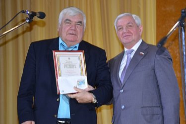 Евгений Сусоев поздравил сельских тружеников