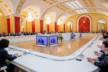 Сергей Грачев поздравил лучших педагогов Оренбуржья