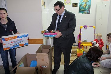 Сергей Бабин принял участие в акции «Подари ребенку новогоднее чудо»