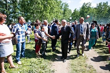 Депутаты поздравили кваркенцев с юбилеем района