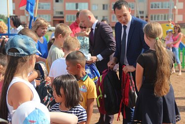 В подарок от депутата спортивная площадка и школьные ранцы