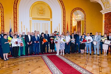 Губернатор вручил госнаграды