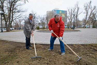 Депутаты на субботнике