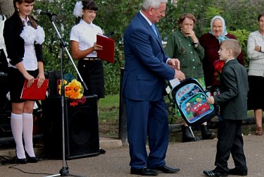Депутаты поздравили школьников с 1 сентября