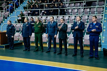 На спортивной площадке - представители ВКС