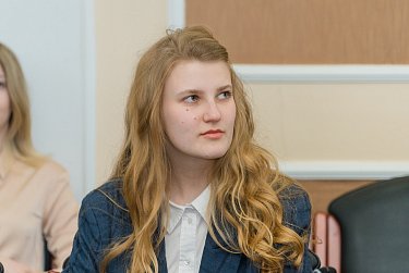 Гимназисты в депутатских креслах