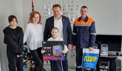 Депутат работает от имени Деда Мороза