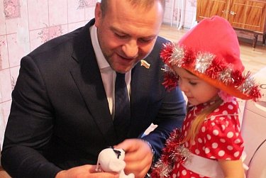 Сергей Салмин поздравил с новогодними праздниками жителей своего округа