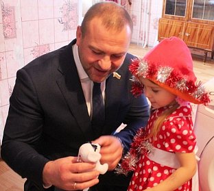 Сергей Салмин поздравил с новогодними праздниками жителей своего округа