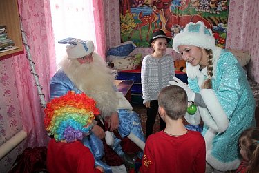 Новогодние гостинцы для сельской детворы