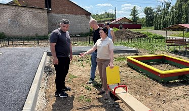 В Прудах благоустроили детскую площадку и установили освещение