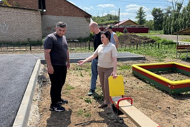 В Прудах благоустроили детскую площадку и установили освещение