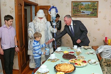 В канун Нового года депутаты поздравляют оренбуржцев