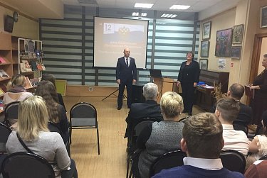 Депутаты вручили юным гражданам паспорта 