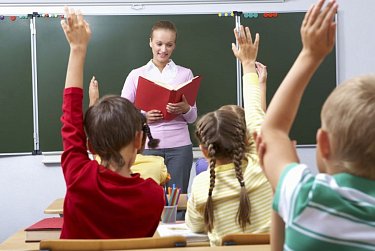 Депутаты поздравляют педагогов Оренбуржья