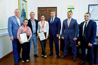 Александр Куниловский поздравил оренбургских чемпионок 