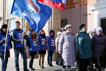 Василий Тишин поздравил представительниц старшего поколения