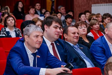 Депутаты наградили юных исследователей – участников конкурса «Дебют»