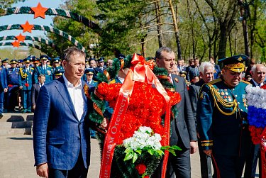 Торжественная церемония началась с минуты молчания