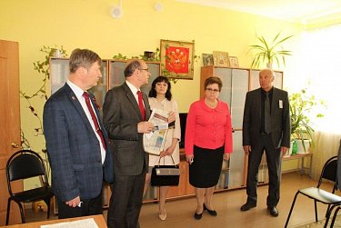 Депутаты посетили социальные центры «Долголетие» и «Шанс»