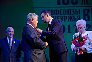 Олег Димов поздравил профсоюзных активистов