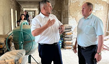 Юрий Цымбалюк проверил ход капремонта Ташлинской районной больницы
